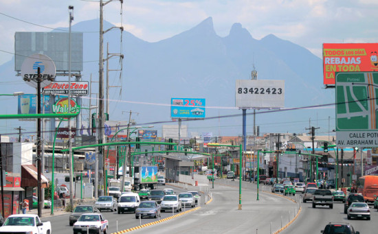Saturación de espectaculares en arterias de la ciudad
