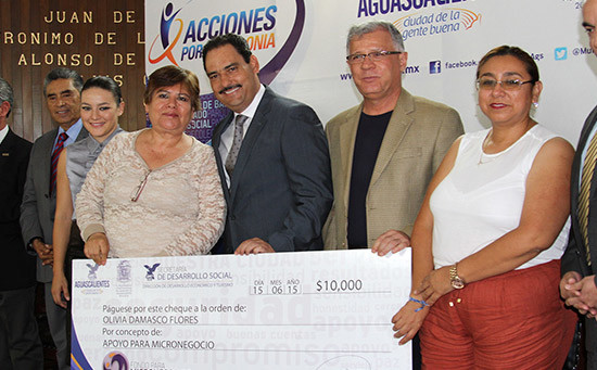 Entregó el alcalde Juan Antonio Martín del Campo nuevos créditos a grupos vulnerables