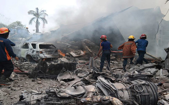 En Indonesia, reportan 116 muertos por accidente de avión militar