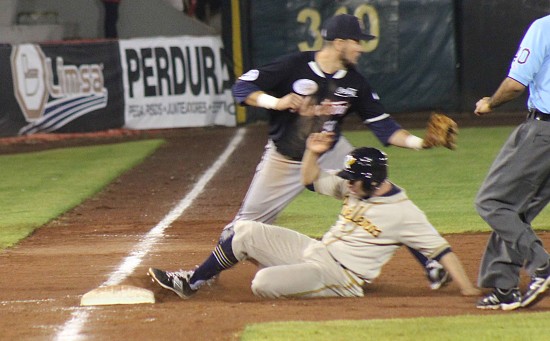 Cae Rieleros ante Sultanes en el segundo de la serie.
