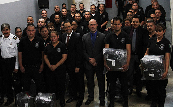 Entrega alcalde de la capital uniformes a custodios de la dirección de justicia municipal