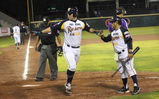 Buen pitcheo del jefe Barceló aunado a un buen bateo colectivo, regresan a la victoria al riel.