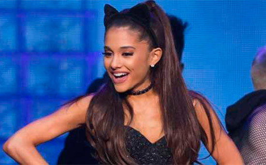 La policía investiga a Ariana Grande por lamer unas donas