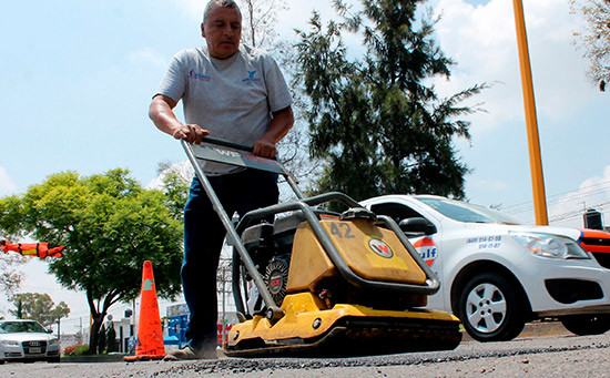 Implementa gobierno municipal intenso operativo de bacheo durante la temporada de lluvias