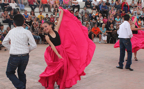 Se presentan los alumnos que participan en los talleres de iniciación artística