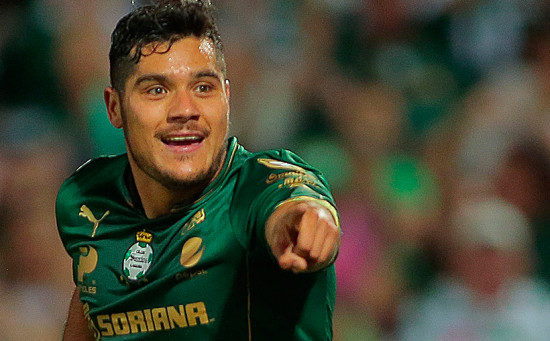 Sale Chicharito Hernandez, entra Chuleta Orozco.