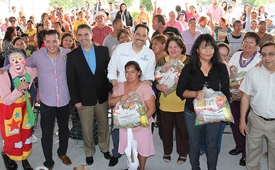 Emprende gobierno municipal entrega puntual de apoyo alimenticio y de dignificación del hogar en sectores vulnerables