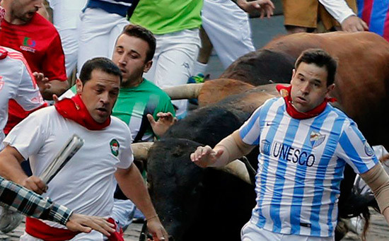 Cuarto encierro de San Fermín 2015 rápido y emocionante con una manada de Fuente Ymbro disgregada