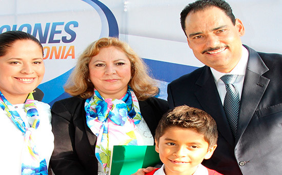 Apadrina Juan Antonio Martín del Campo a niños que concluyeron sus estudios de primaria