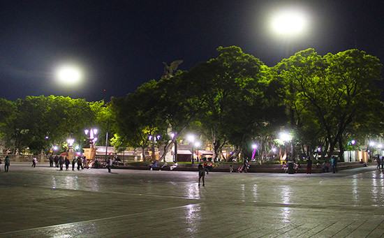 Instala gobierno municipal de Aguascalientes iluminación de vanguardia en la plaza patria