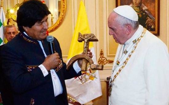 Evo Morales le entrega un crucifijo con la hoz y el martillo al Papa Francisco