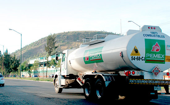 Pemex fija compromiso para regularizar distribución de gasolina