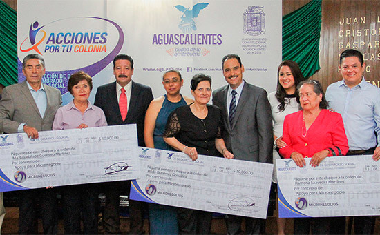 Entregó el alcalde Juan Antonio Martín del Campo créditos a grupos vulnerables