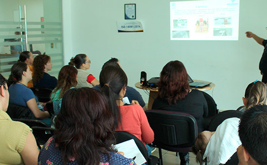 Capacita gobierno municipal a padres de familia sobre el uso de sillas de retención infantil