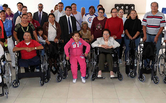 Entrega el DIF municipal de Aguascalientes sillas de ruedas en beneficio de adultos mayores y personas con discapacidad