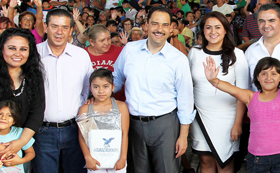 Niñas y niños de escasos recursos reciben apoyos del gobierno municipal para continuar con sus estudios