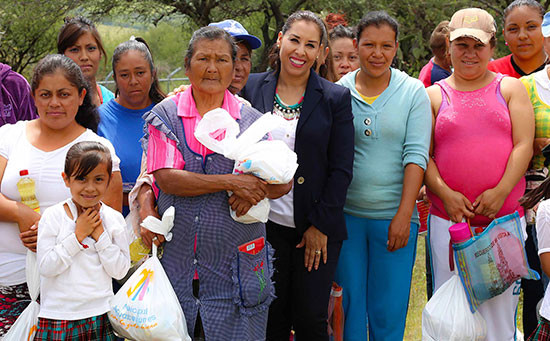 Reiteran apoyo conjunto a habitantes de la zona rural la presidenta del DIF Municipal y voluntariado