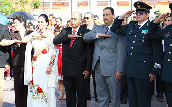 Se realizan los honores a la bandera y el desfile cívico – militar con motivo del aniversario de la Independencia de México