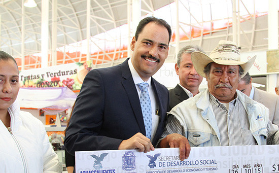 Incentiva gobierno municipal apoyos al sector emprendedor con la entrega  de recursos del fondo para micronegocios