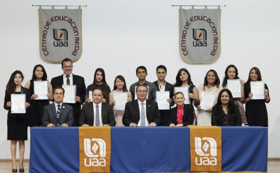 Nuevos titulados del Bachillerato Universal de la UAA