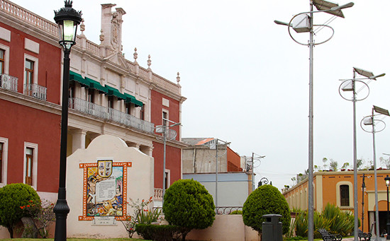 Mejora gobierno municipal iluminación en el jardín de los palacios