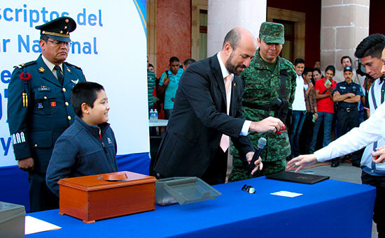 Se lleva a cabo el sorteo del Servicio Militar Nacional para la clase de 1997