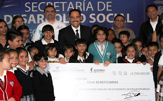 Supera el gobierno municipal expectativas en entrega de becas de educación básica en 2015