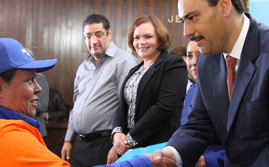 Reconoce el alcalde Juan Antonio Martín del Campo a servidores públicos ejemplo de superación personal