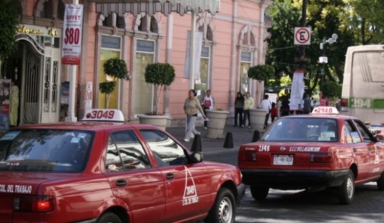 Carros particulares les hacen la competencia a los taxistas