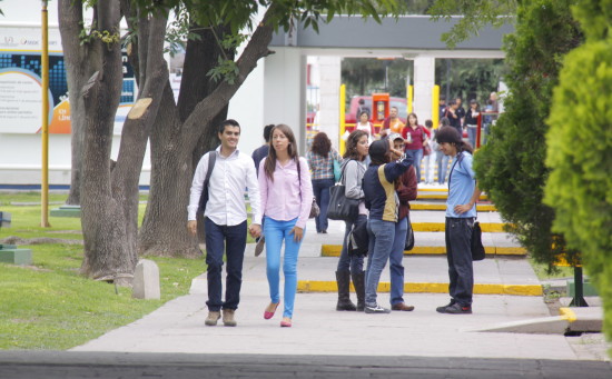 Carlos Lozano, recibe distinción como Benefactor Universitario