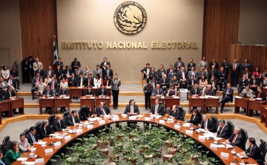 Elige INE de funcionario a uno de los 43