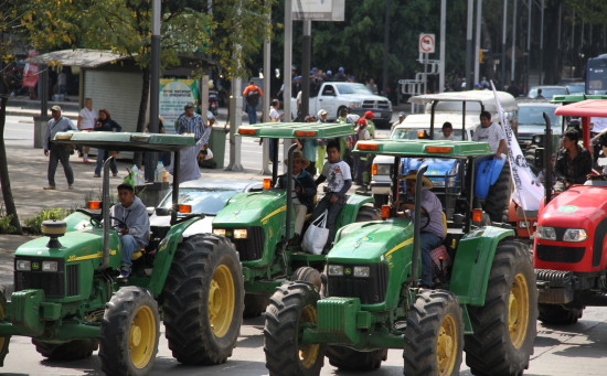 Se movilizan campesinos a Los Pinos