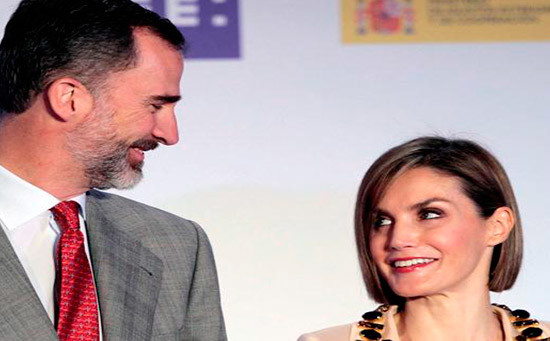 Les prohíben selfies con reyes de España