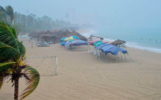 ‘Dolores’ amaga con convertirse en huracán categoría 1