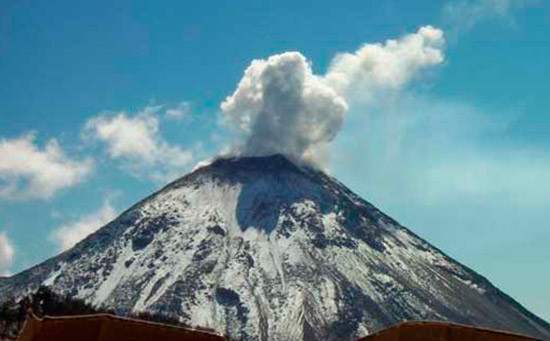 Activan protocolos por actividad permanente de Volcán de Colima