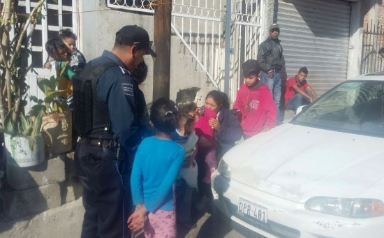 Policías rescatan a familia entera de incendio